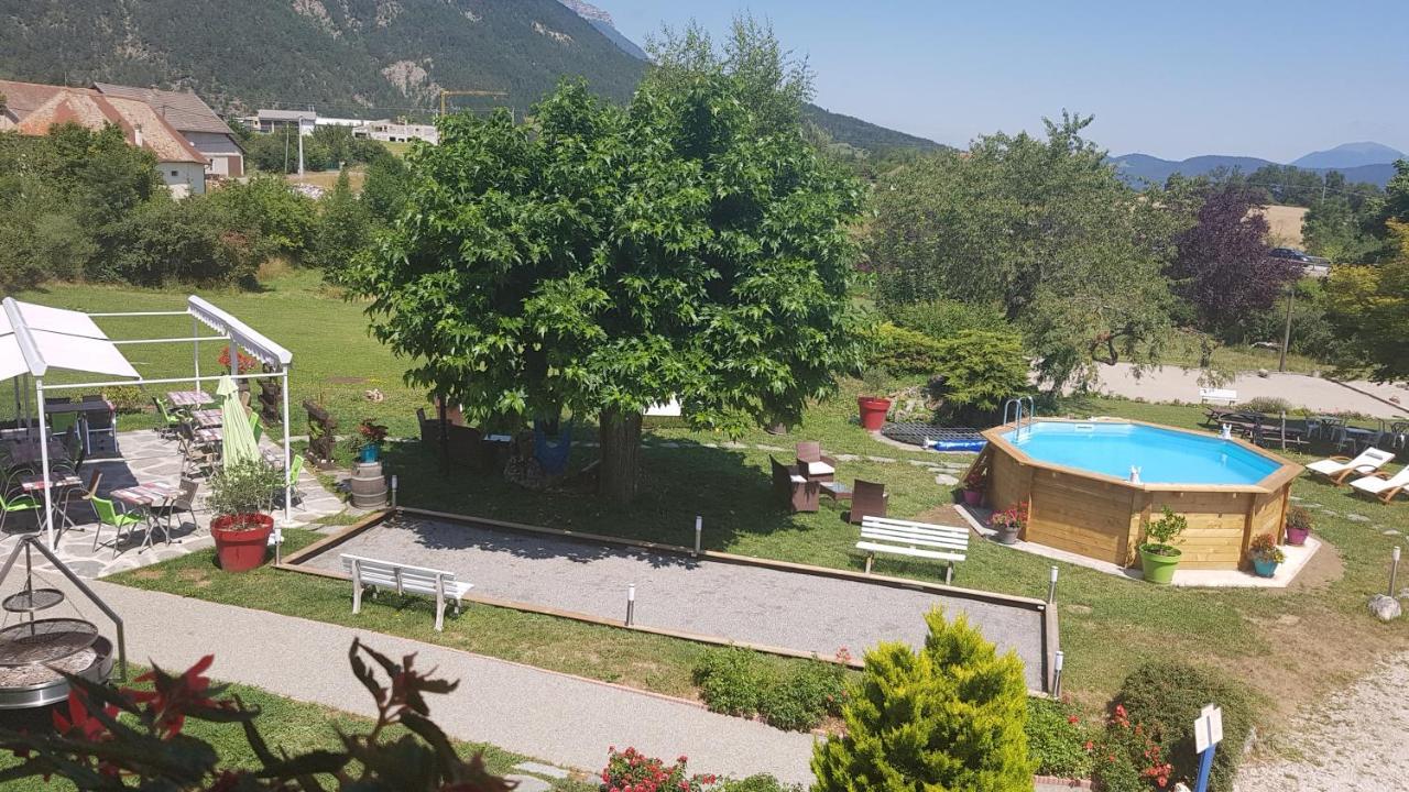 Hotel Restaurant Le Traineau Clelles Buitenkant foto